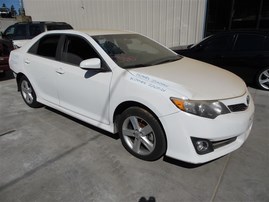 2014 TOYOTA CAMRY SE WHITE 2.5 AT Z20024